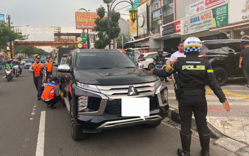 Petugas gabungan Dishub Depok dan Polrestro Depok lakukan operasi penertiban parkir liar di Jalan Margonda Raya Depok. (Foto: Dok Ruzka Indonesia)