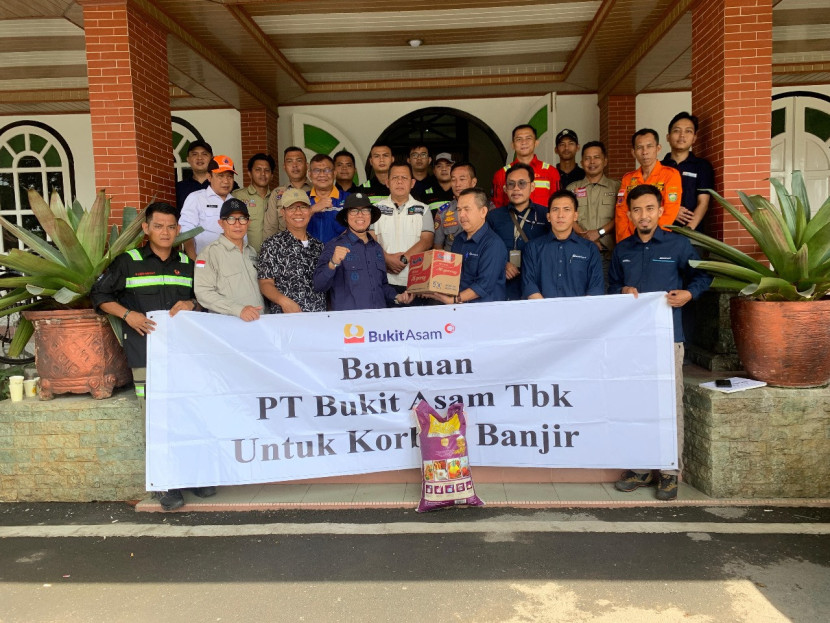 Penyerahan bantuan banjir untuk Kabupaten OKU dari PTBA yang diterima Pj Bupati OKU Teddy Meilwansyah (baris depan keempat dari kiri). (FOTO: Humas PTBA)