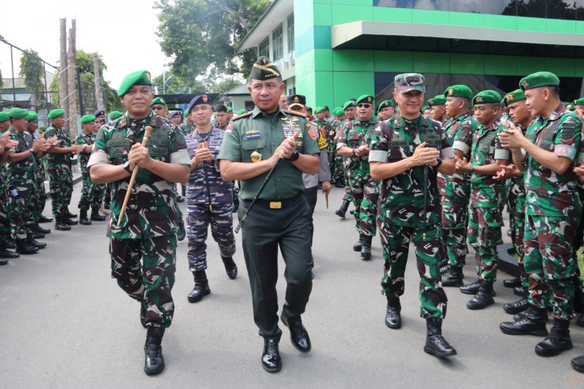 Panglima TNI Jenderal Agus Subiyanto mengunjungi Makorem 132/Tadulako.