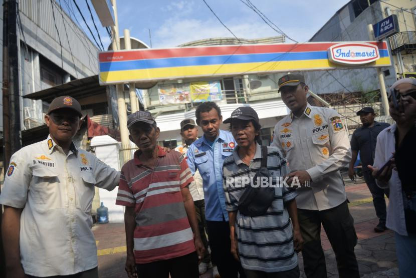 Tim gabungan Pemprov Jakarta melakukan penertiban juru parkir liar di minimarket. (FOTO: REPUBLIKA/ Prayogi)
