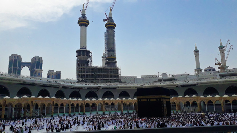 Kakbah berada di tengah Masjidil Haram, tempat orang shalat dan bertawaf. (Foto: SumatraLink.id/Mursalin Yasland)