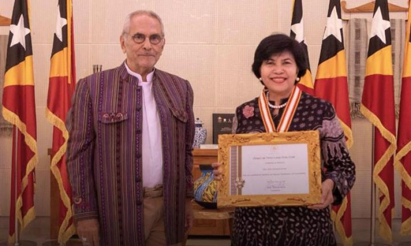Presiden Timor Leste Jose Ramos Horta menyerahkan penghargaan kepada Prof Dewi Fortuna Anwar.
