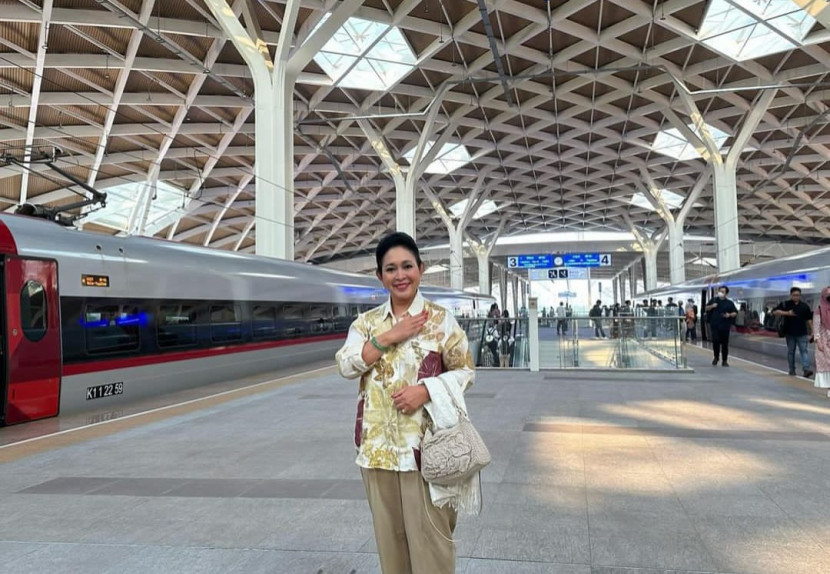 Calon Ibu Negara, Titiek Soeharto di Stasiun Halim Perdanakusuma.