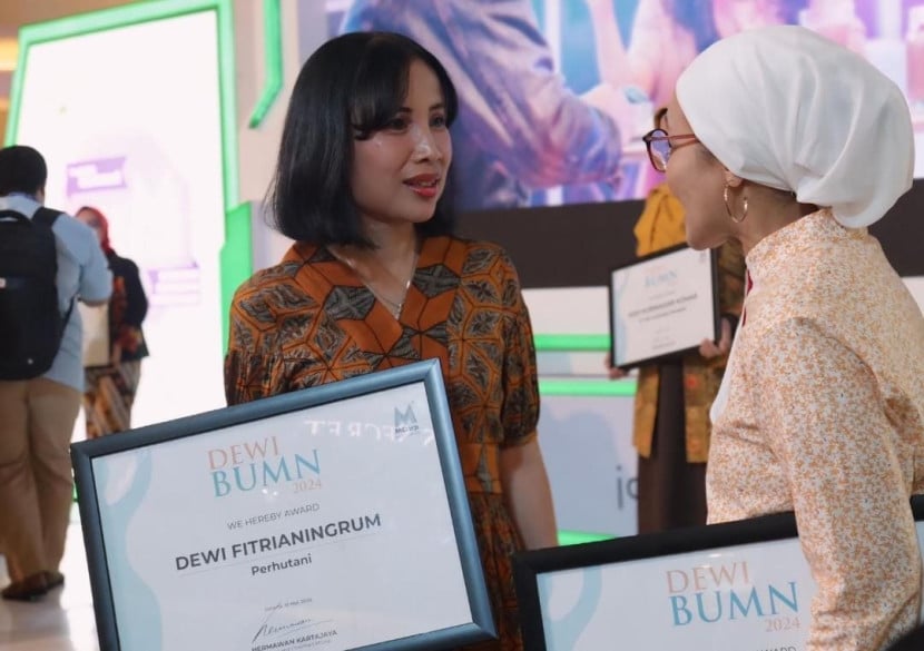 Direktur Keuangan Perhutani Dewi Fitrianingrum meraih penghargaan atas dedikasinya sebagai direksi perempuan di perusahaan BUMN dalam ajang BUMN Entrepreneurial Marketing Award (BEMA) 2024. (Foto: Dok Ruzka Indonesia),