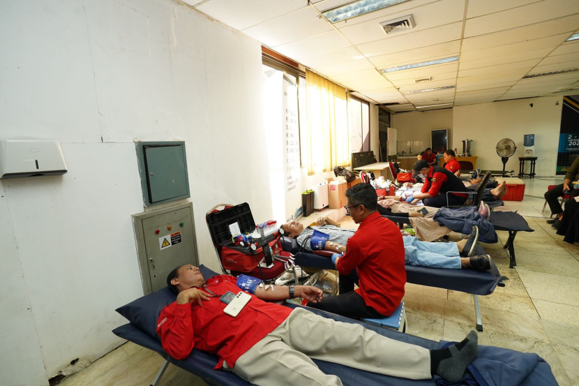Pegawai dan mitra kerja PLN Unit Induk Distribusi Jakarta Raya antusias mengikuti kegiatan Donor Darah dalam rangka Hari Buruh. (Foto: Dok Ruzka Indonesia)