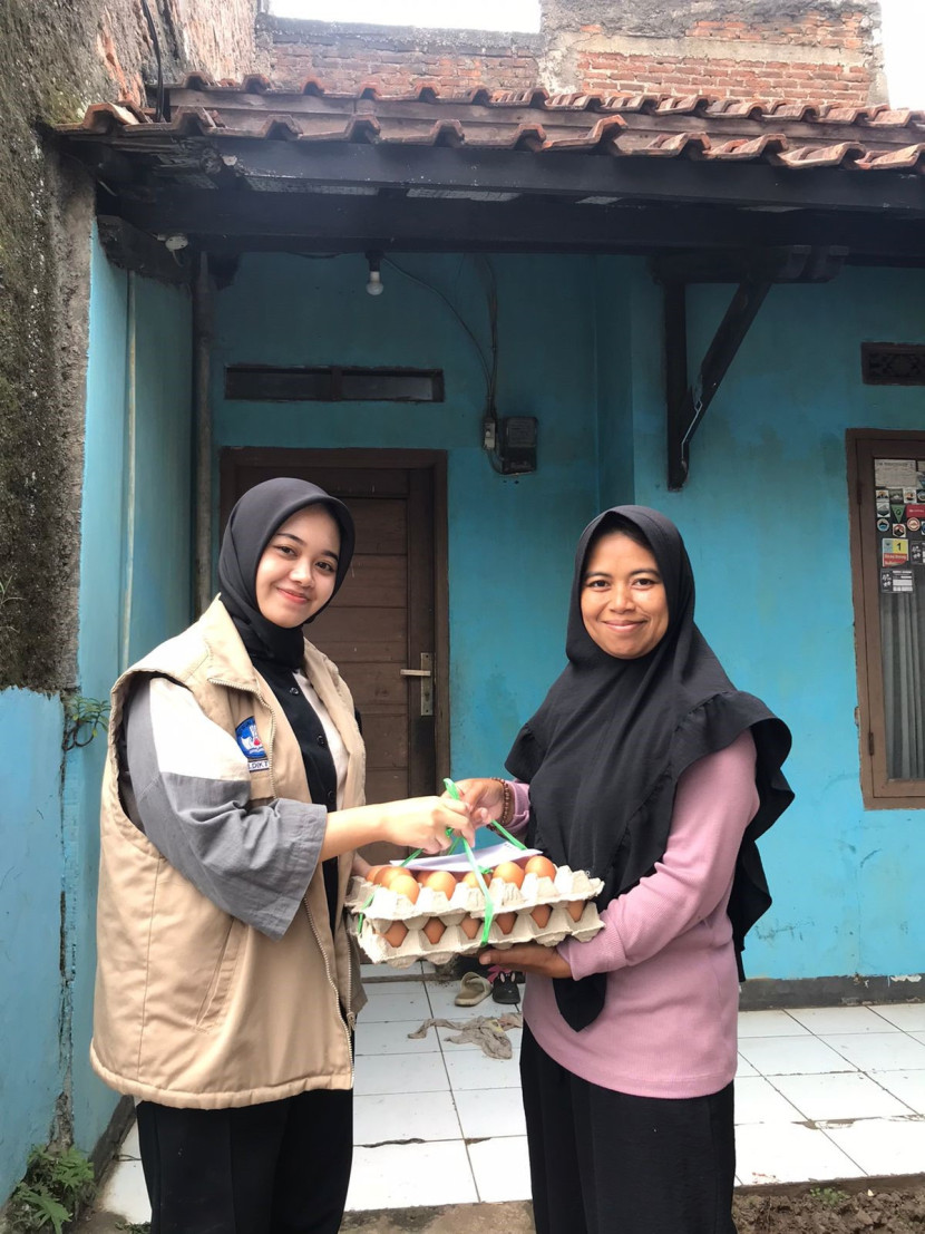 Pembagian Telur di Posyandu Melati 6 Desa Sindanggalih Kecamatan Cimanggung Kabupaten Sumedang