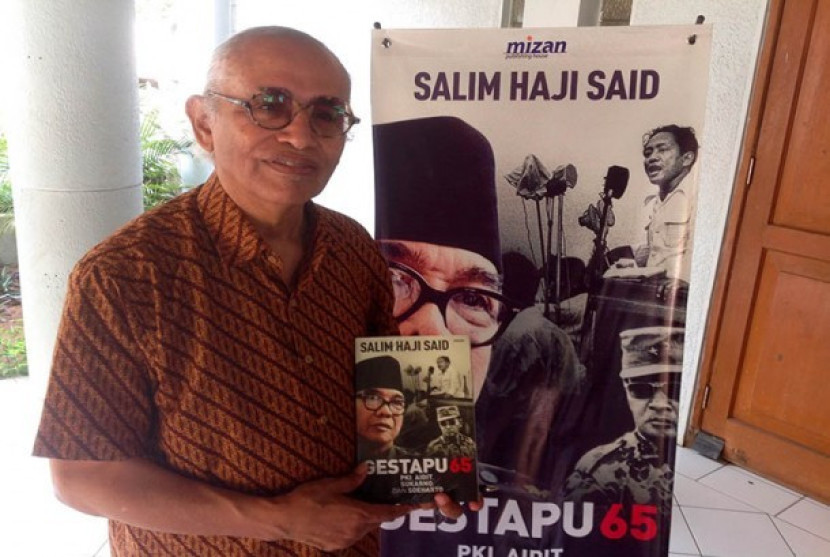 Prof Salim Said dengan karya bukunya.