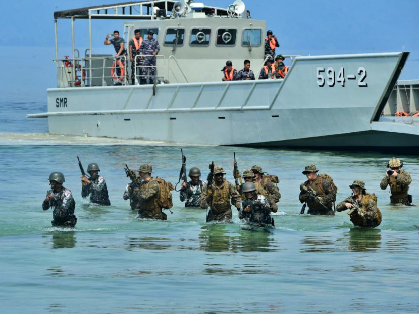 TNI AL bersama US Navy dan USMC latihan pertahanan pantai.