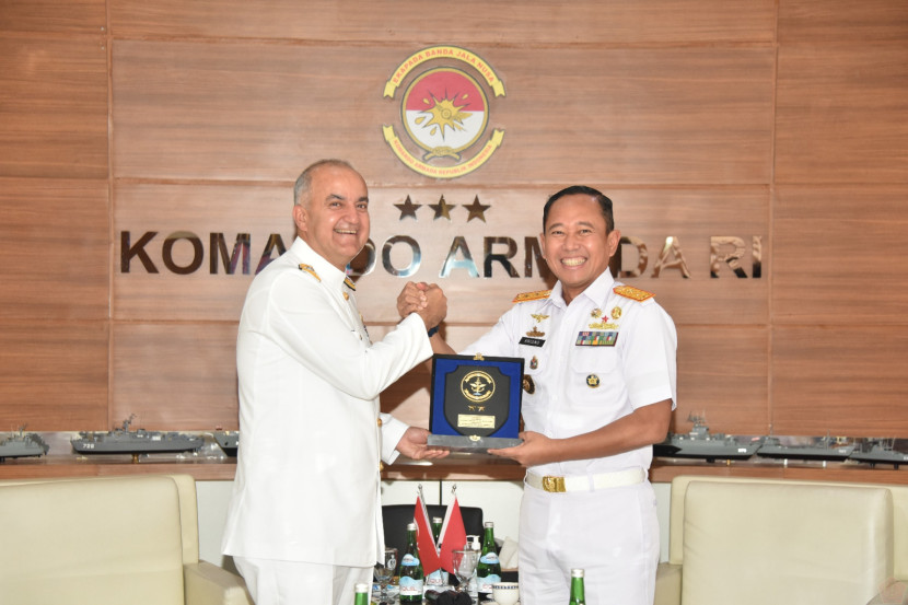 Panglima Kolinlamil Laksda Hudiarto Krisno Utomo bersama Komandan Komando Wilayah Laut Utara Turki Rear Admiral (UH) Rafet Oktar.