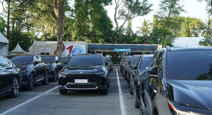 Tampak jajaran Toyota bZ4X yang menjadi kendaraan resmi KTT WWF di Bali.   dok Toyota