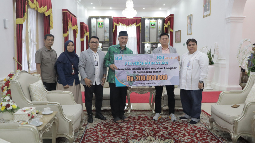 BSI Maslahat bersama BSI Area Padang menyalurkan bantuan kepada penyintas banjir bandang dan longsor Sumatera Barat. Bantuan senilai Rp200 juta diserahkan langsung oleh Ari Yusnairy Muslim, RCEO 3 BSI Palembang kepada Gubernur Sumatera Barat, Mahyeldi di Kantor Gubernur Sumatera Barat, Padang. (Foto: Dok Ruzka Indonesia)