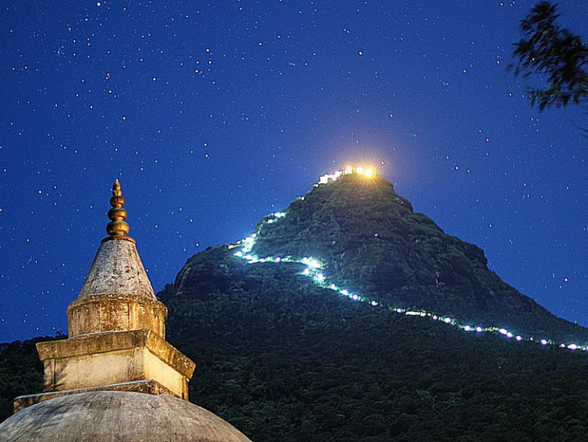 Adam's Peak (Puncak Adam) di Sri Lanka, diyakini tiga agama sebagai tempat diturunkannya Nabi Adam ke bumi.