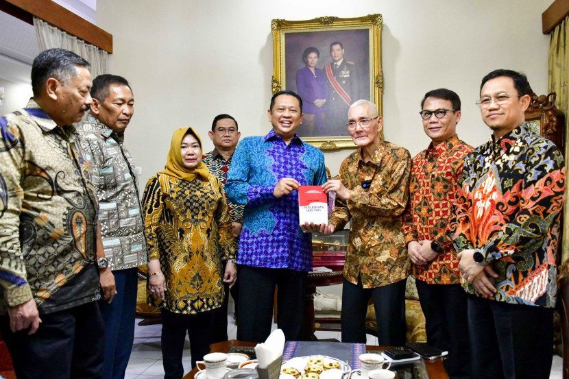 Ketua MPR RI  Bambang Soesatyo melakukan Silaturahmi Kebangsaan dengan Wakil Presiden ke-6 RI Try Sutrisno, di Kediaman Try Sutrisno, Jakarta, Senin (20/5/24). (Foto: Dok Ruzka Indonesia)