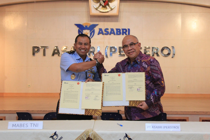 Aspers Panglima TNI Marsda TNI Mohammad Syafii, S.I.P., M.M. dan Direktur Utama PT Asabri (Persero) Wahyu Suparyono usai penandatangan kerja sama di Ruang Rapat Gedung Serbaguna Asabri, Jakarta, Senin (20/5/2024). (Foto: Dok Ruzka Indonesia) 