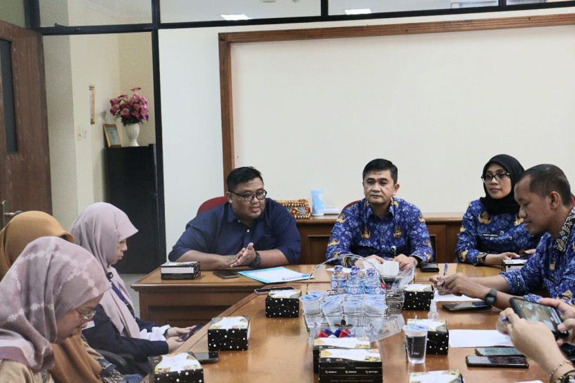 Komisioner Komisi Informasi DKI Jakarta Bidang Penyelesaian Sengketa Informasi (PSI), Agus Wijayanto Nugroho visitasi ke Kecamatan Tanah Abang untuk memberikan atensi khusus mengenai rekomendasi E-Monitoring dan Evaluasi (Monev) Tahun 2023 di Kecamatan Tanah Abang, Jakarta Pusat, Senin (20/5/2024). (Foto: Dok Ruzka Indonesia)