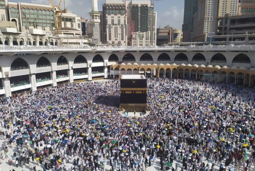 Sejumlah jamaah melaksanakan tawaf di Baitullah. (Syahruddin E/dok.Republika)