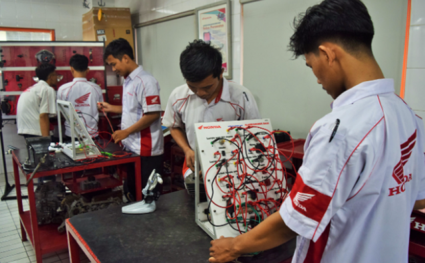 Tampak pelajar SMK sedang berlatih di bengkel sepeda motor.   dok Wahana