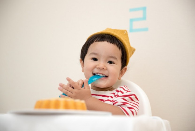 Bayi makan. Mulai usia enam bulan, anak sudah memerlukan makanan pendamping ASI. Gambar: Republika