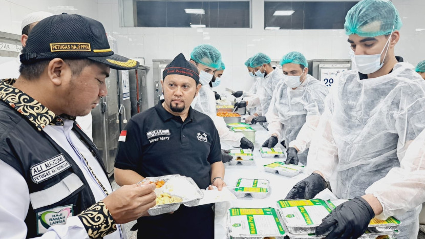 Kepala Daker Madinah, Ali Machzumi melakukan sidak kedua lokasi katering jemaah haji Indonesia di Madinah. Gambar: Kemenag