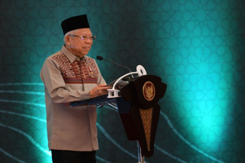 Wapres Ma'ruf Amin memberi sambutan pada acara pengukuhan Komite Daerah Ekonomi dan Keuangan Syariah (KDEKS), Pembukaan Pekan Ekonomi Syariah (PEKSyar), dan Seminar Nasional Ekonomi Syariah Provinsi Sulawesi Barat (Sulbar) di Kabupaten Mamuju, Sulbar, Rabu (22/5/2024). (Foto: Dok Biro Pers Sekretariat Wapres)