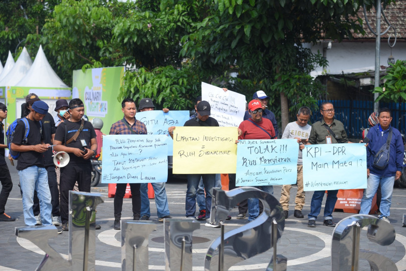 Jurnalis Sukabumi menolak revisi UU penyiaran dengan menggelar aksi unjukrasa, Rabu (22/5/2024).