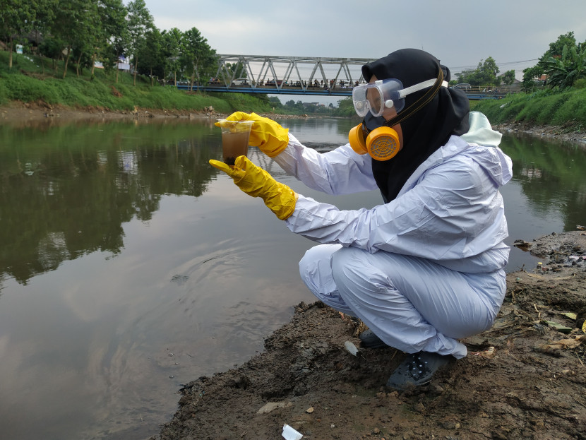 Aktivis mengambil contoh air Sungai Citarum saat aksi Bebersih Citarum, Ahad (19/5/2024). Foto: Edi Yusuf