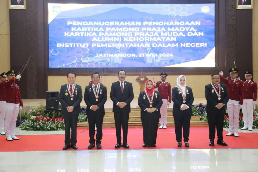 Rektor IPDN Hadi Prabowo (ketiga dari kiri) diapit kepala daerah penerima penghargaan Kartika Pamong Praja. (FOTO: Humas Pemprov Sumsel)