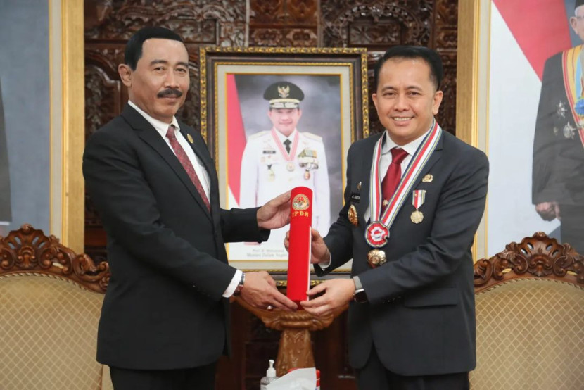 Pj Gubernur Sumsel Agus Fatoni (kiri) menerima penghargan Kartika Pamong Praja Madya dari Rektor IPDN Hadi Praboowo. (FOTO: Humas Pemprov Sumsel)