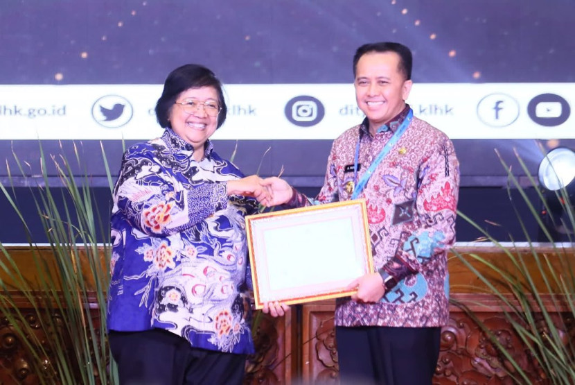 Agus Fatoni menerima penghargaand ari Menteri LHK Siti Nurbaya. (FOTO: Humas Pemprov Sumsel)
