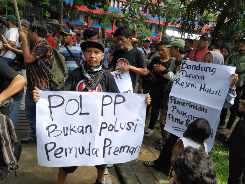 Aksi Kelompok Penyanyi Jalanan (KPJ) di depan Gedung DPRD Kota Bandung, Senin (20/5/2024). Foto: Edi Yusuf