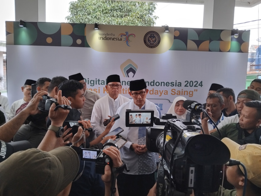 Menparekraf Sandiaga Uno saat memberikan keterangan pers di acara  Digitalpreneur Indonesia (SDI) 2024 di Ponpes Syamsul Ulum Kota Sukabumi, Kamis (23/5/2024).