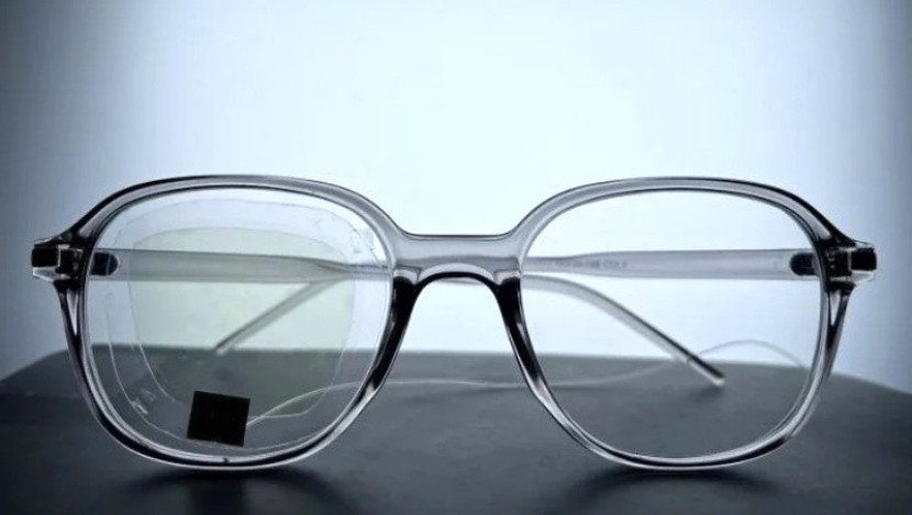 Saat dipasang pada kacamata, sensor bening dan fleksibel dapat mendeteksi seberapa dekat jarak bulu mata dengan lensa, sehingga memungkinkan pelacakan kedipan./Adapted from ACS Applied Materials & Interfaces 2024.