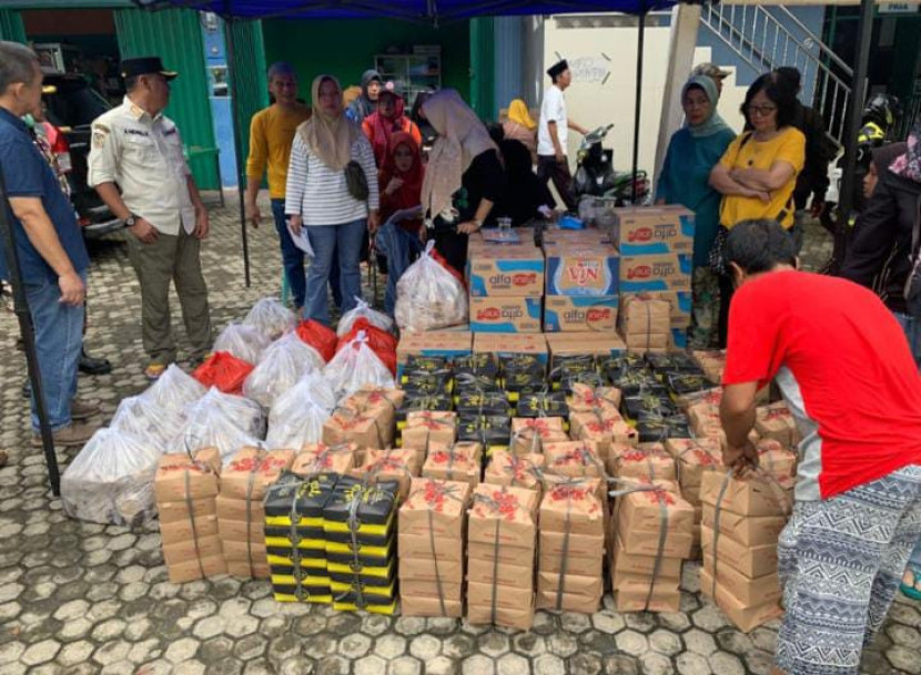 Bantuan makanan dan minuman dari PTBA untuk korban banjir di Tanjung Enim dan sekitarnya. (FOTO: Humas PTBA)