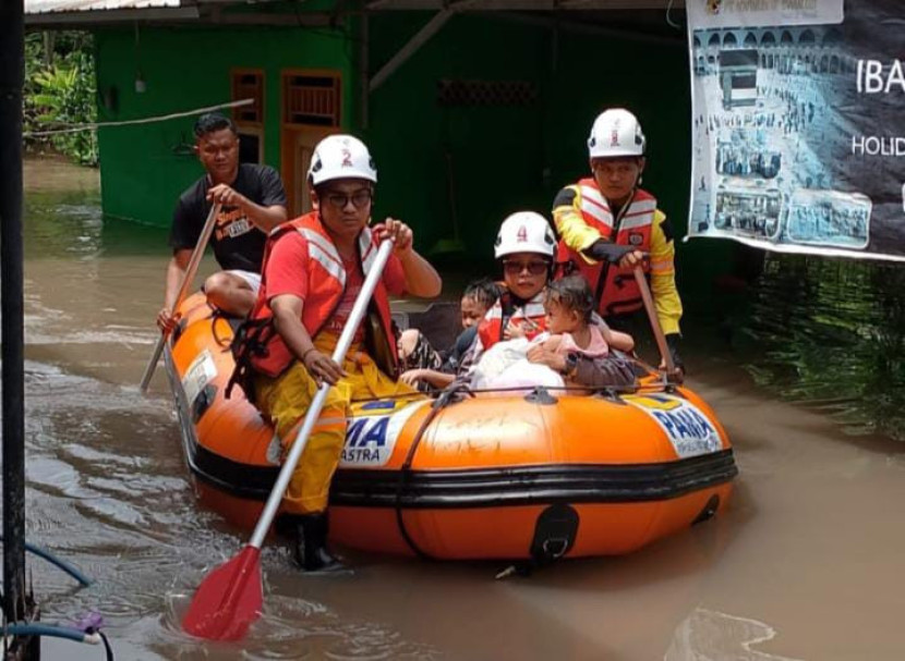 Tim dari PTBA evakuasi warga korban banjir luapan Sungai Enim. (FOTO: Humas PTBA)
