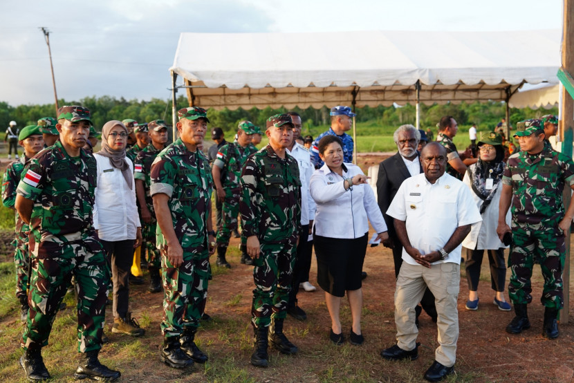 Panglima TNI Jenderal TNI Agus Subiyanto meninjau food estate di Kabupaten Merauke, Provinsi Papua Selatan, Rabu (22/5/2024).