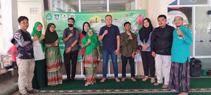 Pengurus Muslimat dan Yayasan Rumah Berkah Nusantara berfoto bersama dengan anggota PMI Kota Depok seusai kegiatan donor darah