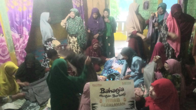 Penyaluran Hijab di Pedalaman Samosir oleh BMH