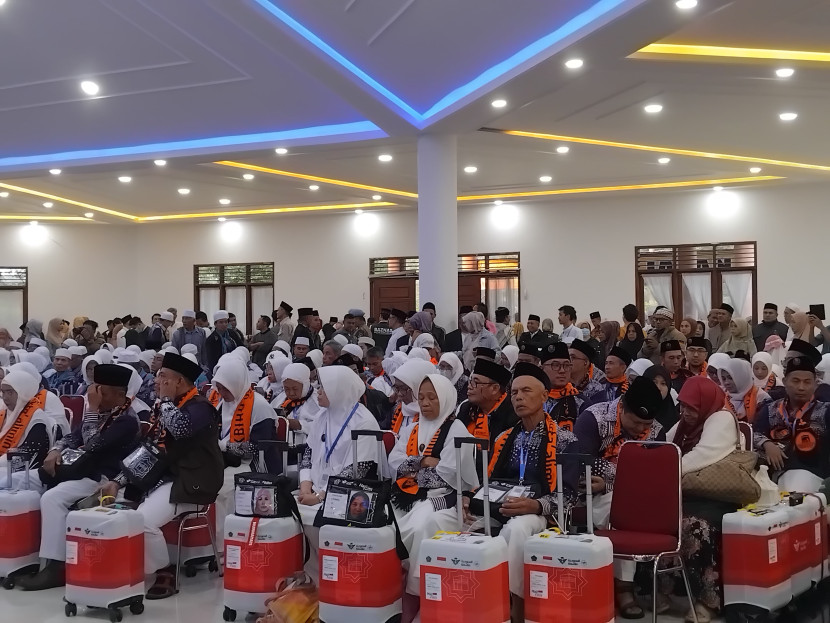 Ratusan calon jemaah haji asal Kota Sukabumi diberagkatkan dari Gedung Anton Sudjarwo Setukpa Kota Sukabumi, Senin (27/5/2024).
