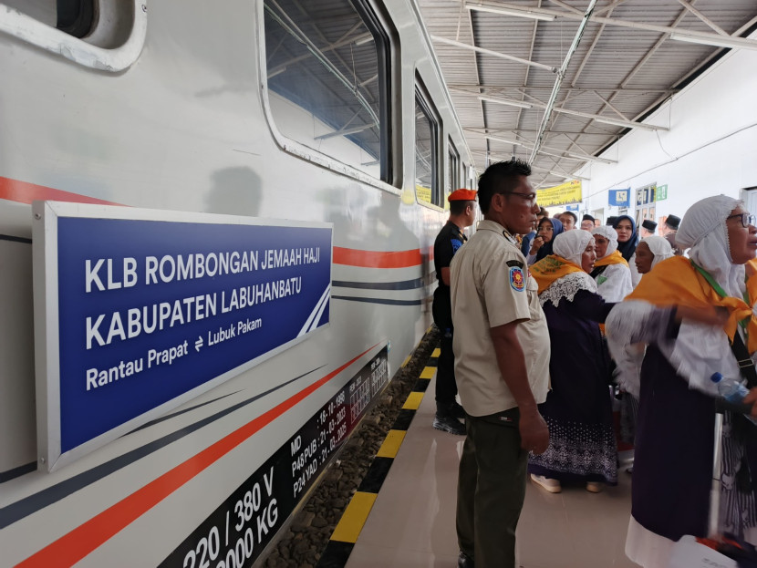 Rombongan Jamaah Haji Kabupaten Labuhanbatu, Sumatra Utara, menggunakan Kereta Api Luar Biasa (KLB) dengan relasi Stasiun Rantauprapat - Stasiun Lubukpakam, Sabtu (25/5). (Foto: Humas KAI Divre I Sumut)