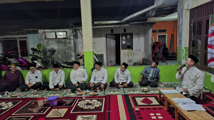Pimpinan Musyawarah Ranting (Musran) PRNU Rangkapan Jaya Baru, Ust. Bukhori (kanan), Ahad (26/5) malam.