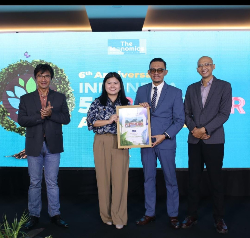 Sylvana, Senior Brand Manager Aice Group saat menerima penghargaan Indonesia Best 50 CSR Awards 2024 dari Founder & CEO The Iconomics, Bram S Putro di Jakarta, kemarin. (Foto: Dok Ruzka Indonesia) 