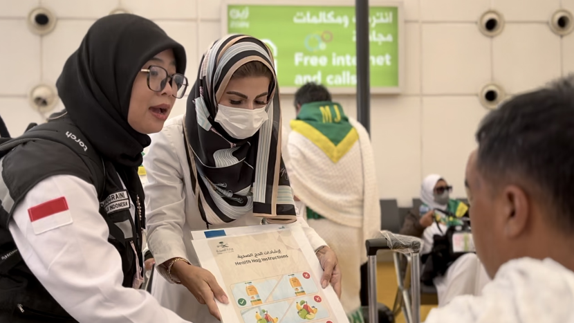 dr. Nouram bersama petugas haji Indonesia mengedukasi jemaah setibanya di bandara Jeddah. Gambar: Kemenag