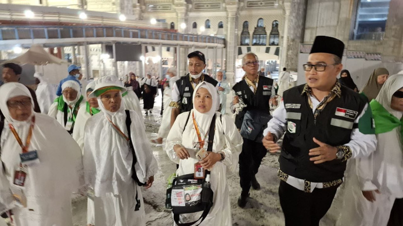 Kadaker Makkah Khalilurrahman (berpeci) bertemu dengan jemaah yang akan melaksanakan umrah wajib di pelataran Masjidil Haram. Gambar: Kemenag