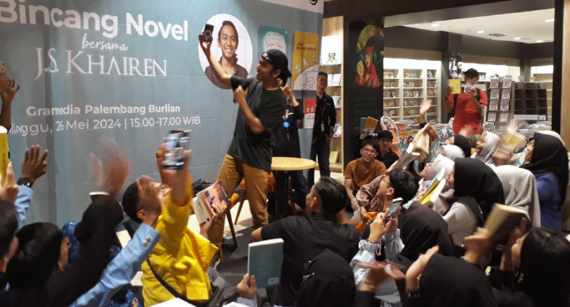 JS Khairen novelis yang karyanya digandrungi anak muda bicara di depan komunitas baca di Palembang. (FOTO: Maspril Aries)