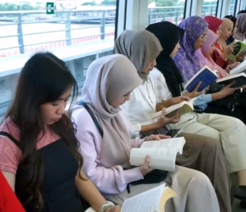 Baca buku di kereta LRT yang melaju. (FOTO: Tangkapan Layar Palembang Book Day)