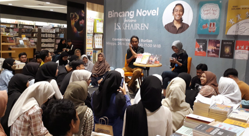 JS Khairen novelis yang karyanya digandrungi anak muda bicara di depan komunitas baca di Palembang. (FOTO: Maspril Aries)