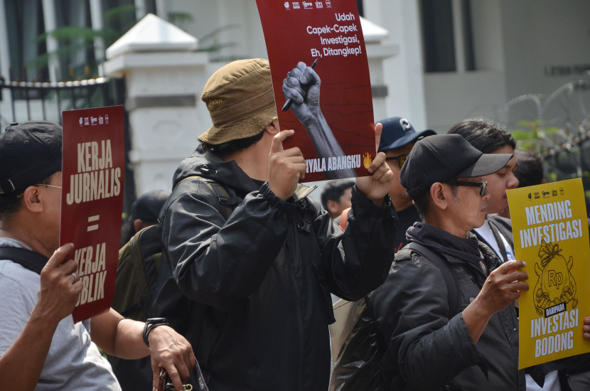 Wartawan Bandung dari berbagai organisasi menggelar aksi menolak RUU Penyiaran, di depan Gedung DPRD Jabar, Kota Bandung, Selasa (28/5/2024). Foto: Edi Yusuf