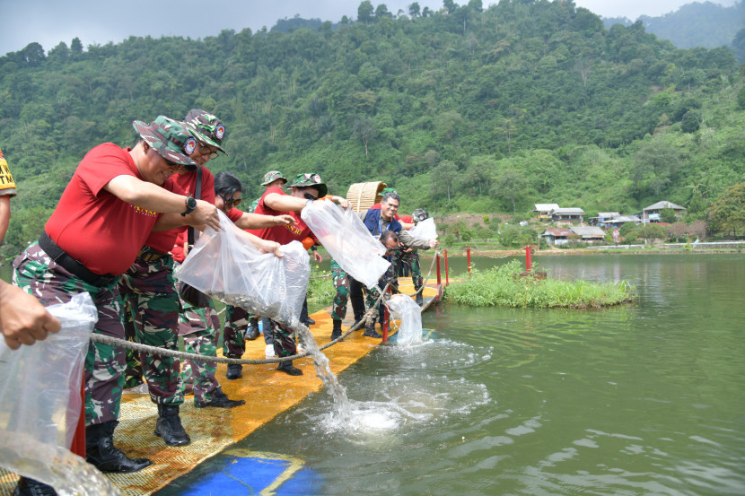 TMMD ke-120 di Sukamakmur, Kabupaten Bogor, menebar benih ikan ke danau.