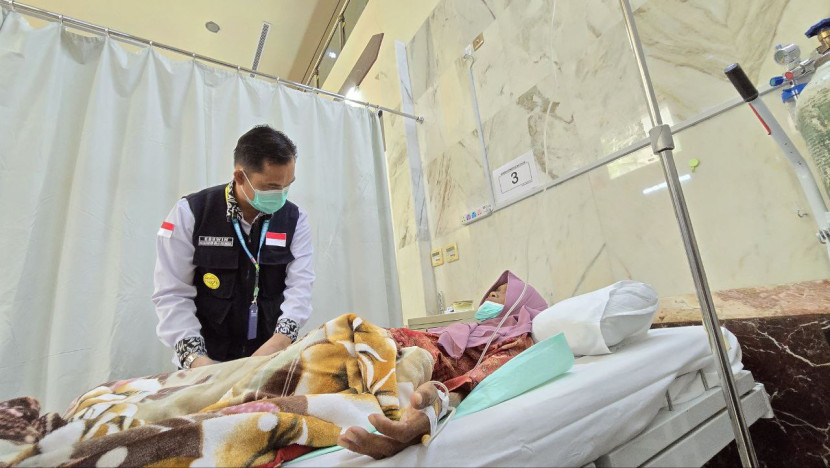 Petugas memeriksa pasien jemaah haji di Klinik Kesehatan Haji Indonesia (KKHI) Makkah 