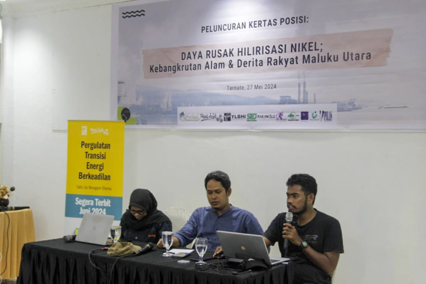 Tim Foshal Trend Asia dan YLBHI saat peluncuran laporan Kertas Posisi berjudul Daya Rusak Hilirisasi Nikel di Ternate, Maluku Utara, Senin (27/5/2024). Foto: Dok Foshal/Ruzka Indonesia)